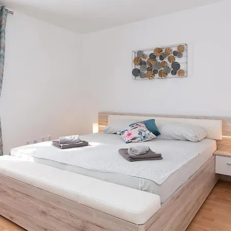 Appartement Charmante Ferienwohnung In Mit Grill, Terrasse Und Garten Medulin