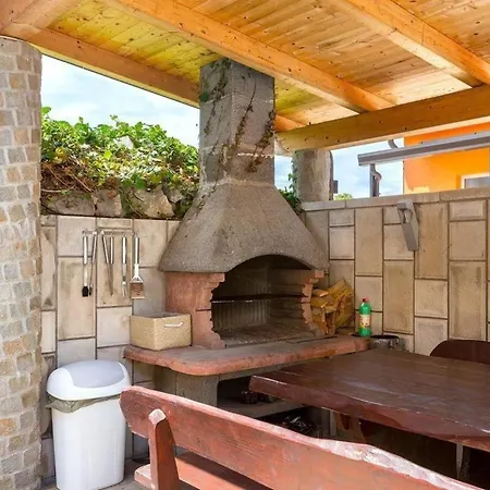 Appartement Charmante Ferienwohnung In Mit Grill, Terrasse Und Garten Medulin